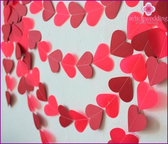 Decoración de una celebración de boda con una guirnalda