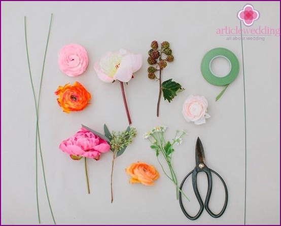Materials for making a wreath of fresh flowers