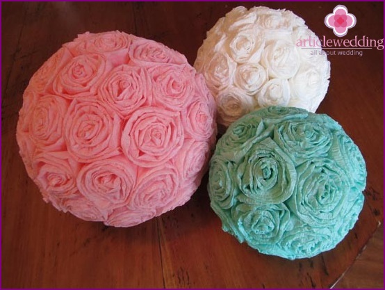 Ready-made balls with crepe paper flowers