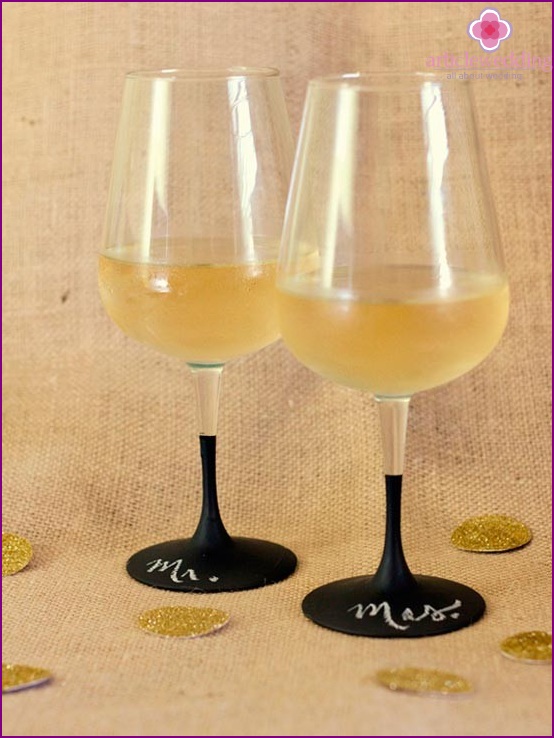 Name glasses with chalk inscriptions