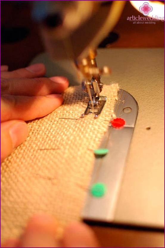 Sew the edges on a sewing machine