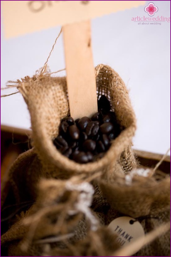 Pour coffee beans into bags