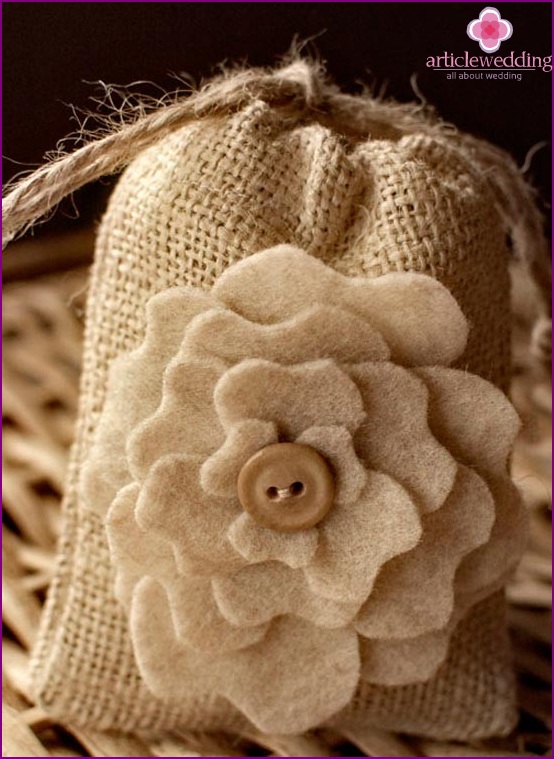 Bolsa de lona decorada con una flor.