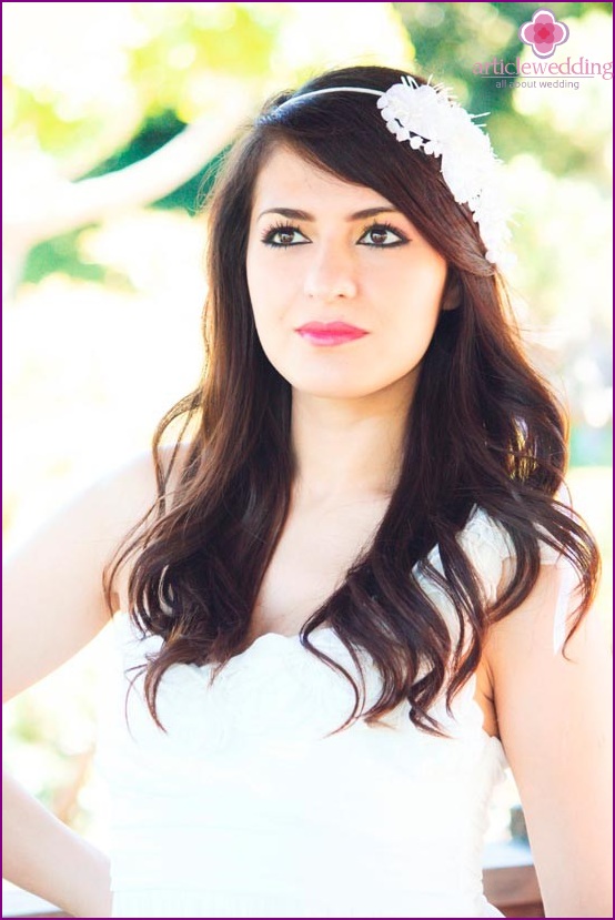 Hoop of the bride with a flower