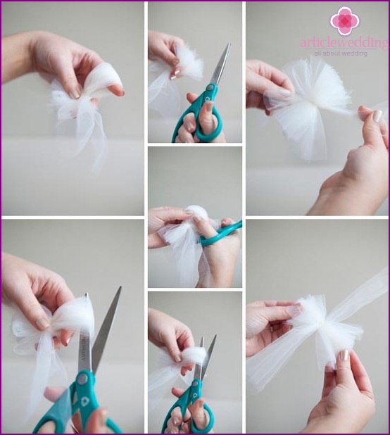 Cut the ends of the tulle bow