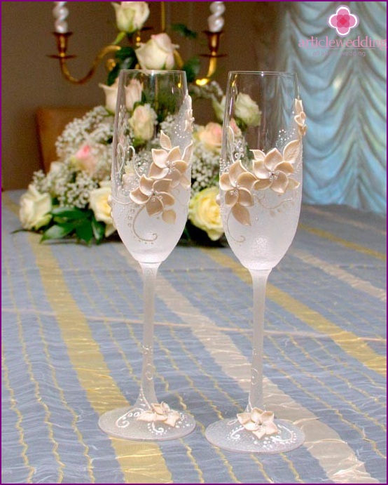 Glasses with concise decor