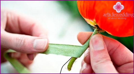 Wickeln Sie den Stiel mit Blumenband