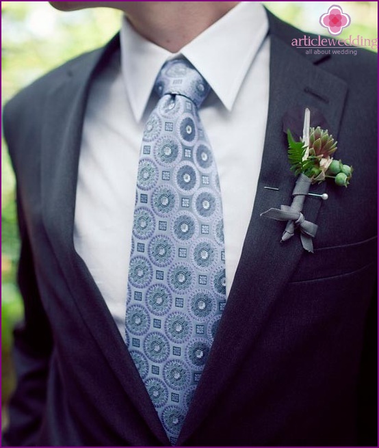 Groom's boutonniere with crystal and green