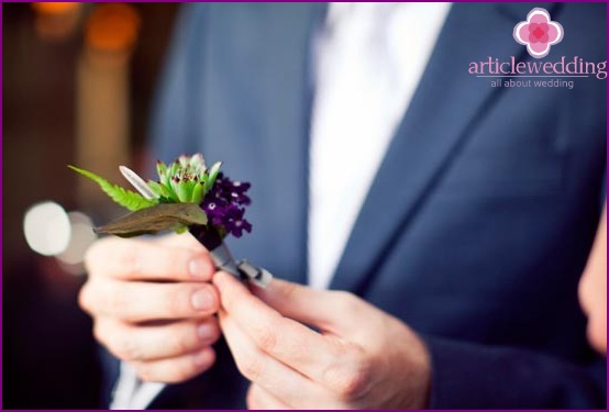 결정과 녹지가있는 상징적 인 boutonniere