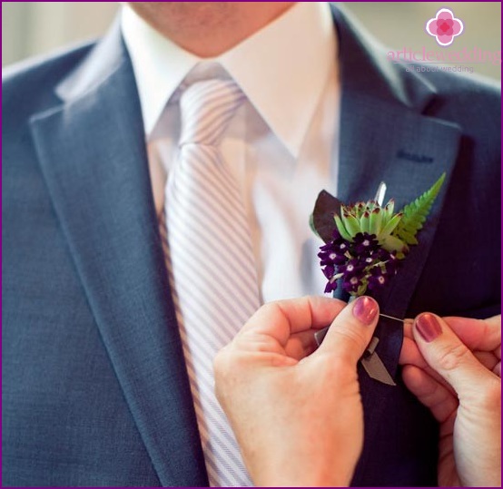 Originální boutonniere s křišťálem a bylinkami