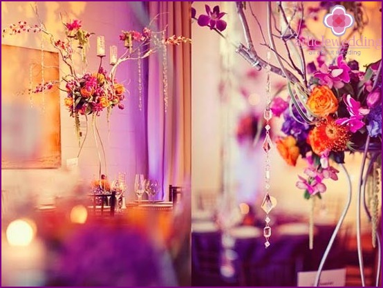 Fukszia virágos esküvői dekoráció