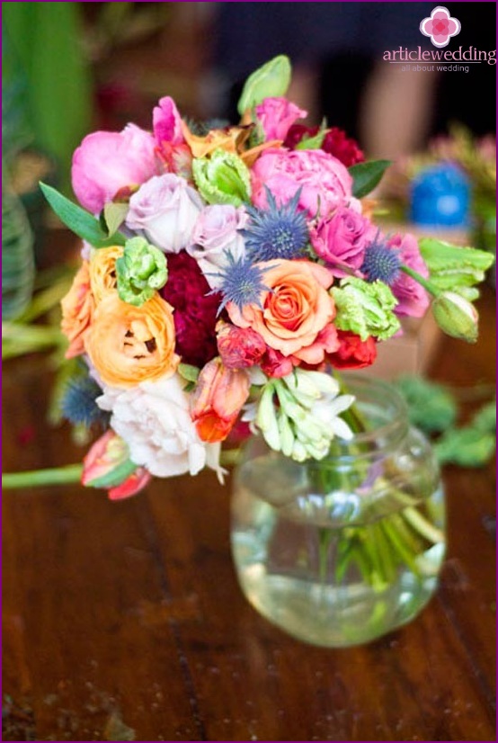 Pon un ramo de flores en un jarrón con agua.