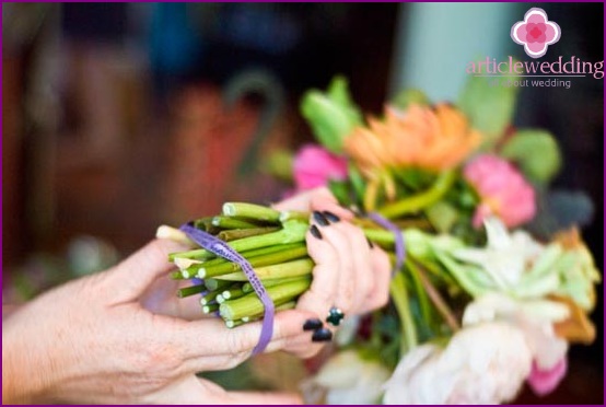 We fasten the bouquet with two elastic bands