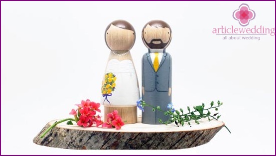 DIY statuettes of newlyweds