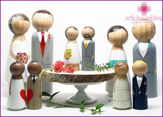 Figurines of the bride and groom of wood