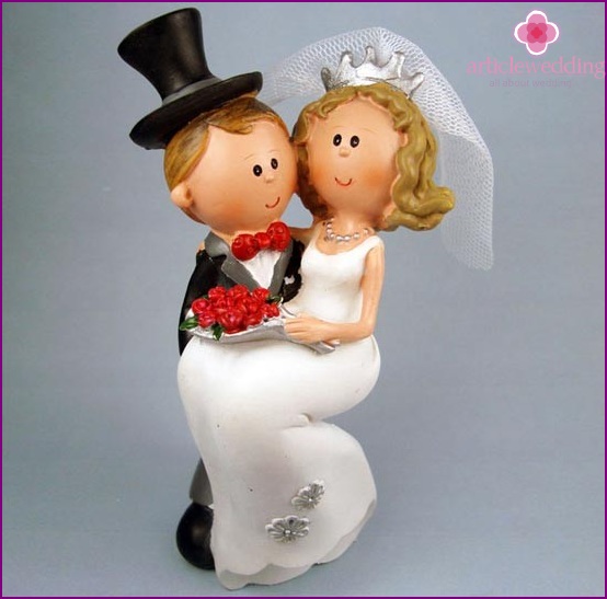 Porcelain figurines of the bride and groom.