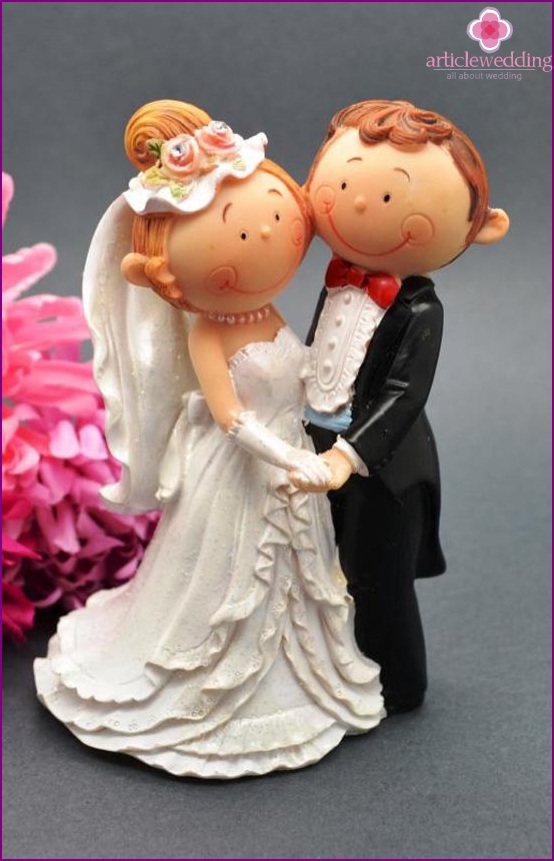 Hermosas estatuillas de los recién casados