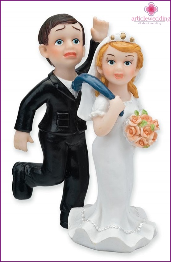 Funny statuettes of the newlyweds