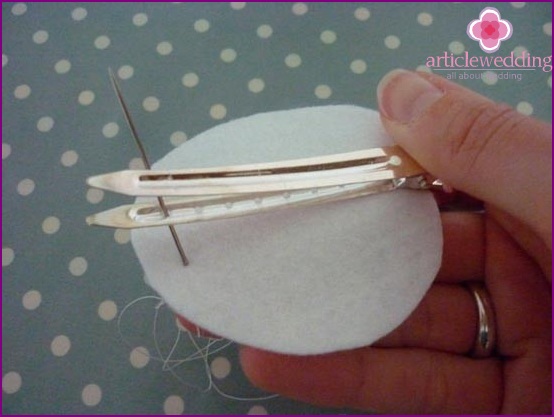 Sew a hairpin to felt