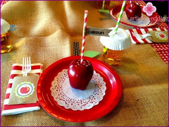 Bright red apples for seating guests