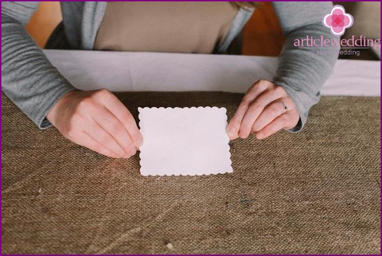 Decorate the edges of the cards with scissors