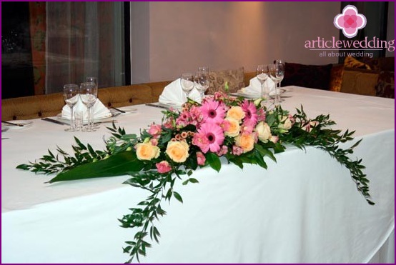 Decoration of wedding tables with flowers