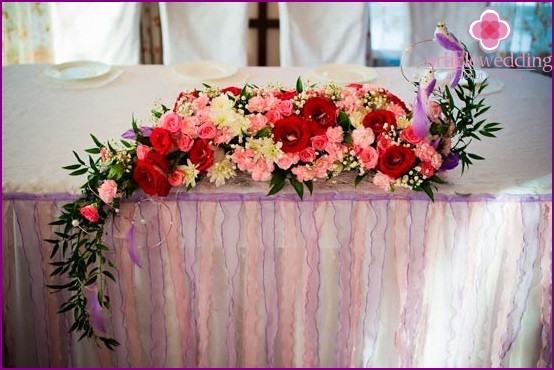 Blumenarrangement auf einem Hochzeitstisch