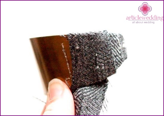 Start wrapping the bracelet with cloth