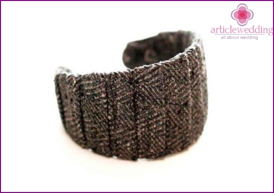 Wrap the bracelet fully in cloth