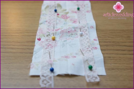Pin the lace on both sides of the fabric