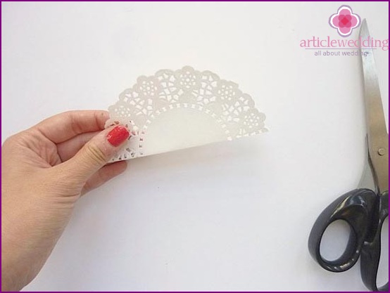 Cut a circle in lace napkins