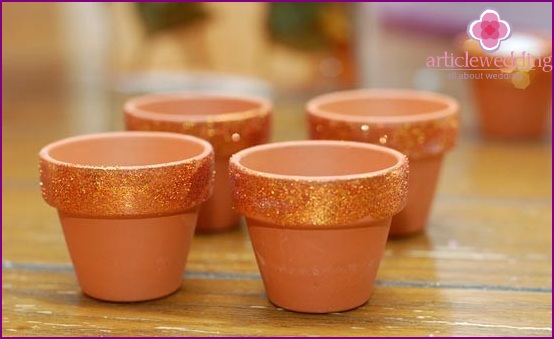 We cover the rims of the pots with sparkles