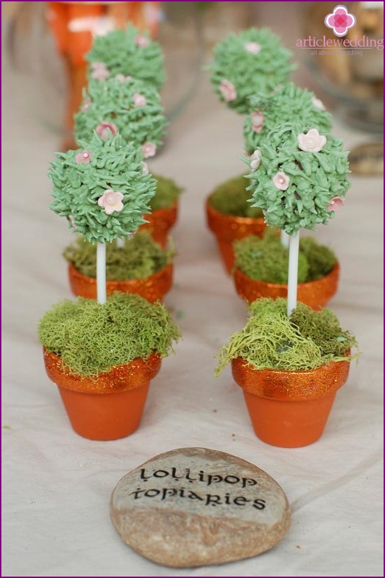 Wir schmücken das Topiary mit Blumen