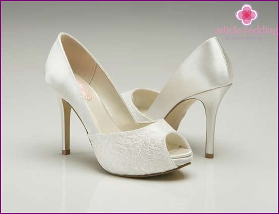 Wedding shoes with lace