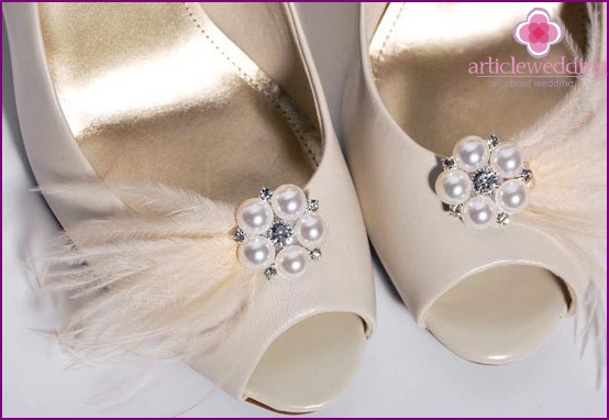 Delicate bows for wedding shoes