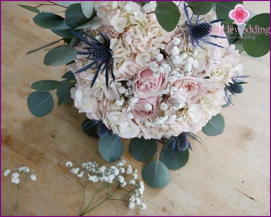 Insert a thistle into a bouquet