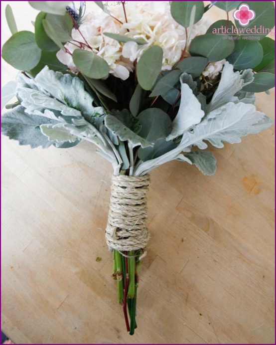 Tie the handle of the bouquet with a rope