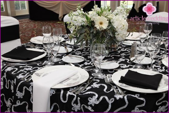 Hochzeitsdekoration in schwarz und weiß