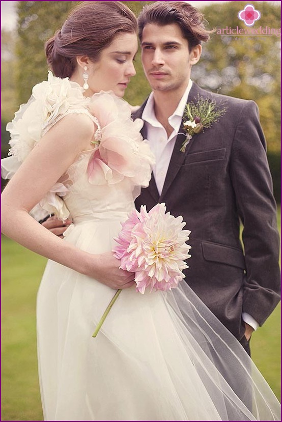 Pastel colors in the images of the bride and groom