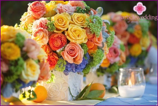 Decoración de una boda de verano en colores amarillo anaranjado.