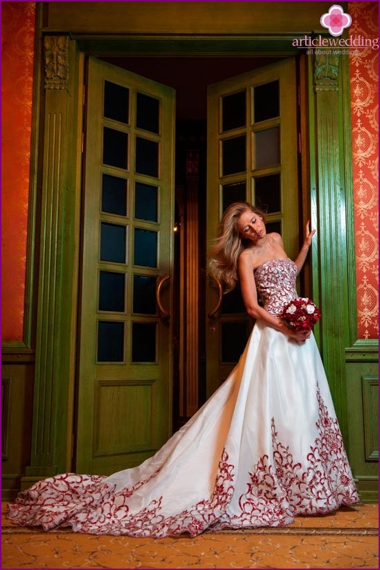 The image of the bride using the color of burgundy