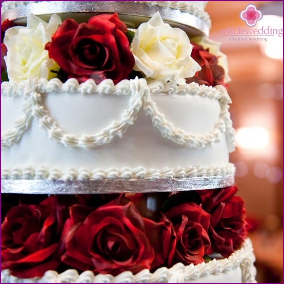 Pastel de bodas con rosas de Borgoña