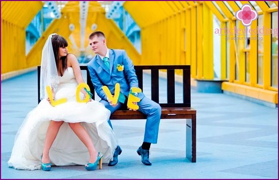 Photo session with letters on the bridge