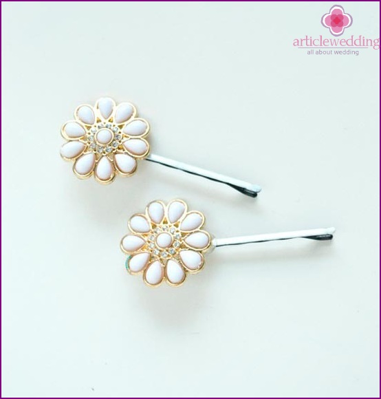 Cute hairpins for bridesmaids