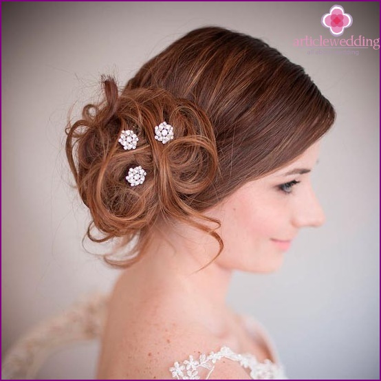 Gentle hairpins in the hairstyle