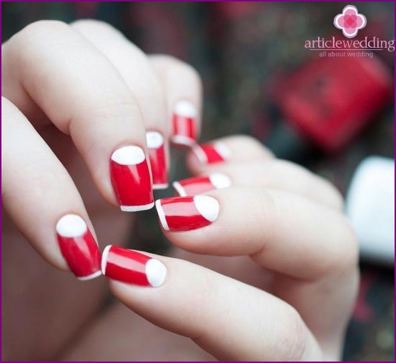 Manicure jasny księżyc