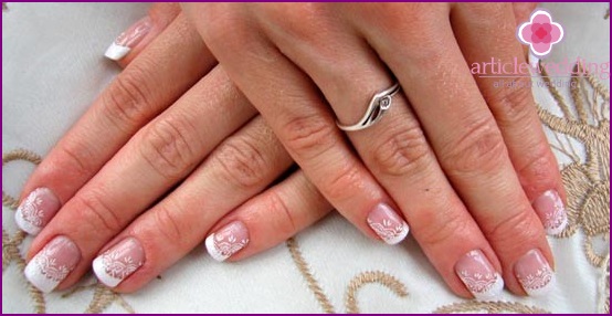 Lace manicure