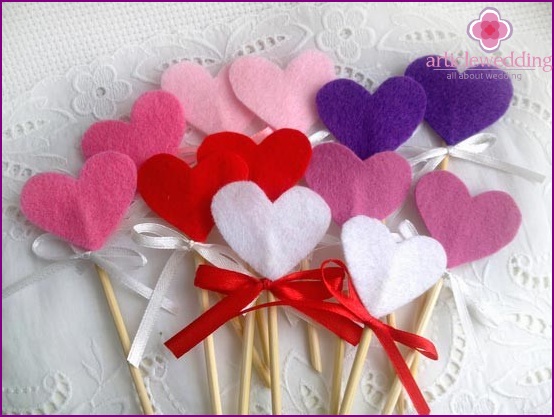 Corazones de fieltro para decorar dulces y una mesa dulce