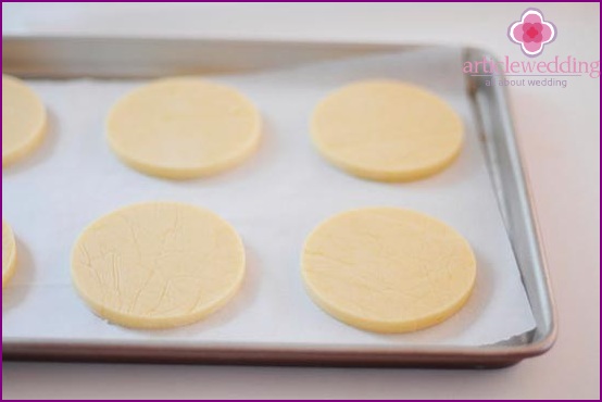 Mettre les cookies sur une plaque à pâtisserie