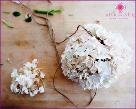 Hela bollen är strödad med blommor